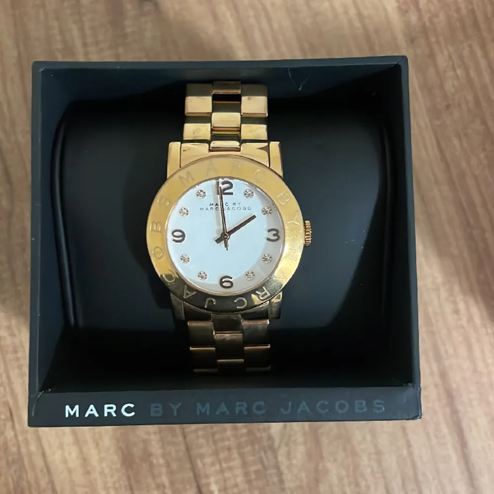En Marc By Marc Jacobs klocka, dam En guldklocka som används få gånger och säljs nu för 999kr  Är tillmötesgående när det kommer till priset. Accessoarer.