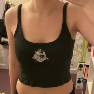 Svart Brandy Melville top - Superfin y2k topp som knappt kommit till användning så därmed är den i perfekt skick. Pris går att diskuteras💓
