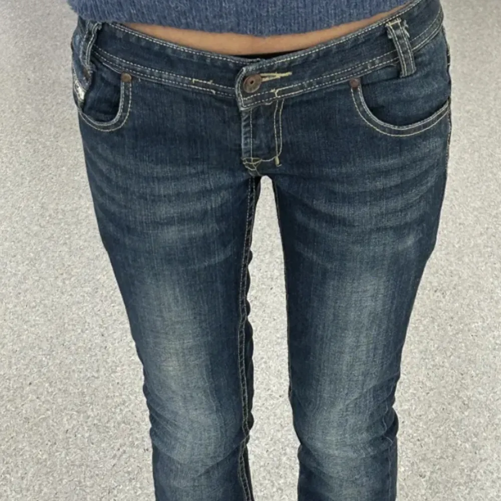 Super söta low waist vintage disel jeans med brodyr på bakfickorna, Köpta på annan hemsida och passar tyvärr inte mig, 💕 vid snabb affär kan pris diskuteras . Jeans & Byxor.