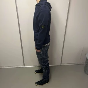 Stone Island Hoodie - Stone Island hoodie köpt på Stone Island butik i Stockholm. Ny pris: 3300 och Säljer för: 1399! Tröjan är i ny skick för att den inte kommit till användning! Storleken är S men passar även M!