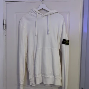 Vit Stone Island Hoodie XL - Säljer nu en äkta vit Stone Island hoodie storlek XL. Alla taggar finns. Inköpt 2år sedan har använt den max 3 gånger. Skick 10/10.