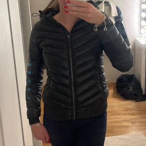 Peak performance dunjacka  - Säljer denna dina dunjacka för jag har köpt en ny, passar perfekt både till vinter och vår
