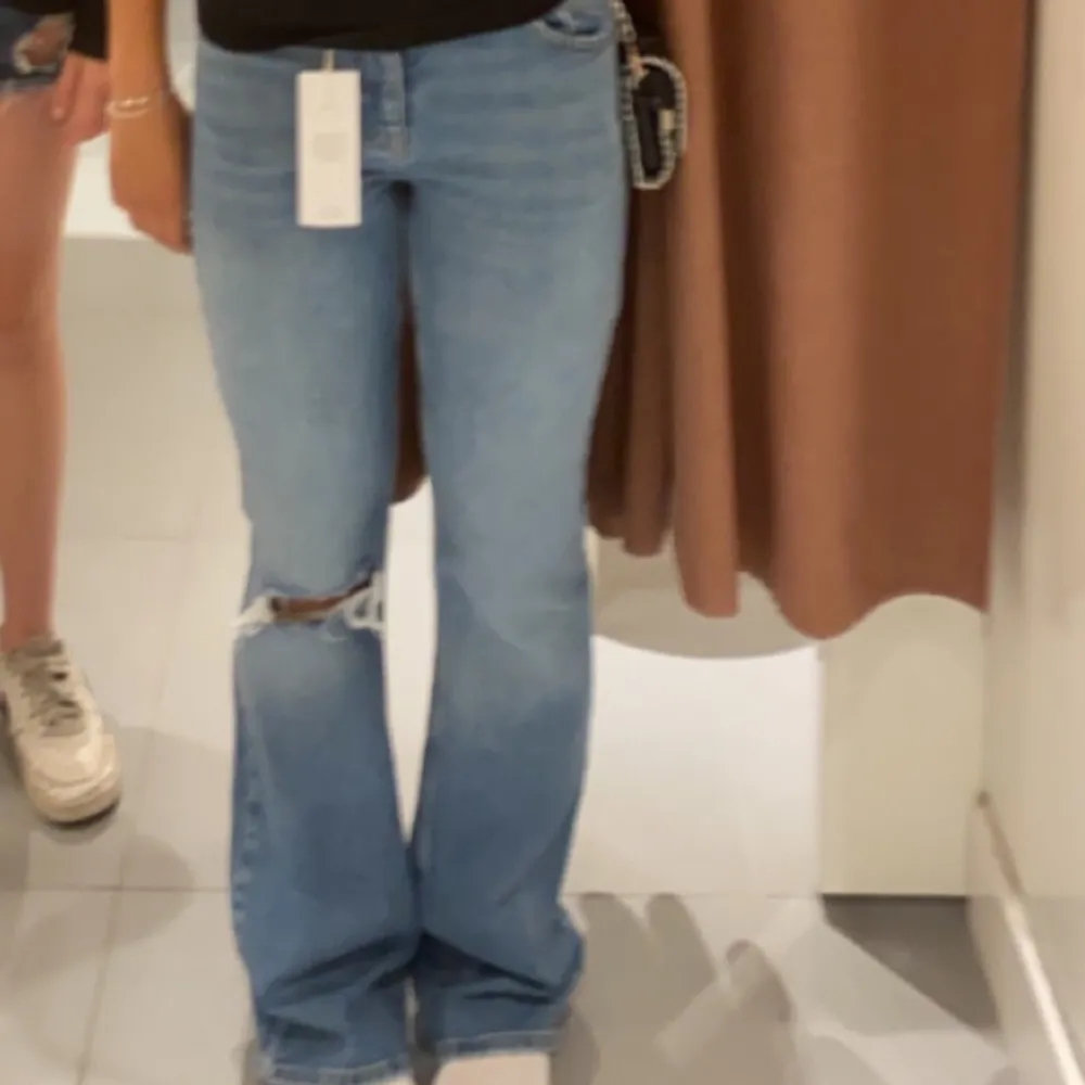 Säljer dessa jeans från Gina tricot i storlek 36. Lite skavda längst ner bak på benen. Köparen står för frakten ❤️. Jeans & Byxor.