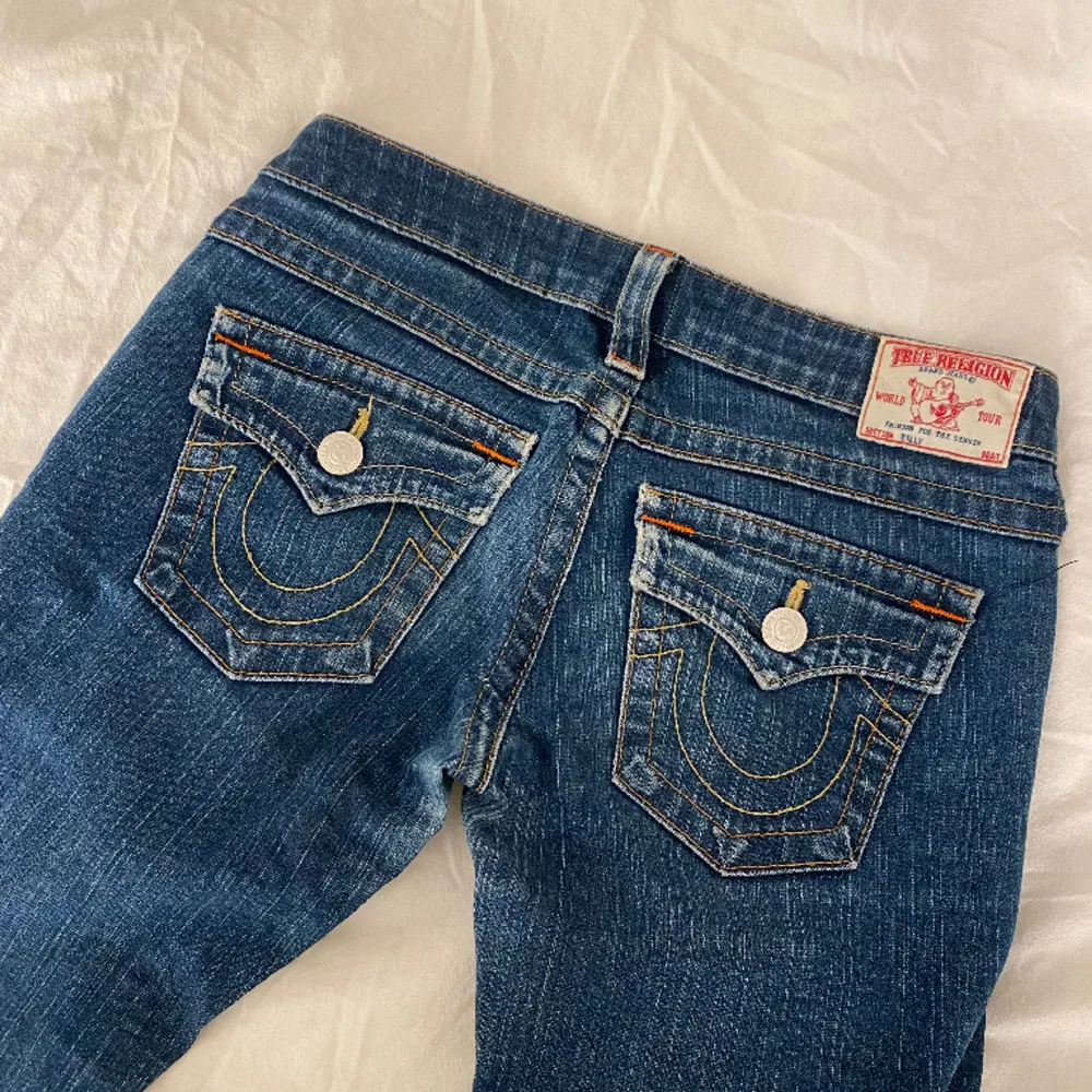 Säljer dessa true religion jeans som är köpta secondhand. Endast använda ett enstaka gånger därav bra skick. Pris kan diskuteras! (Skriv för frågor)🤍🤍. Jeans & Byxor.