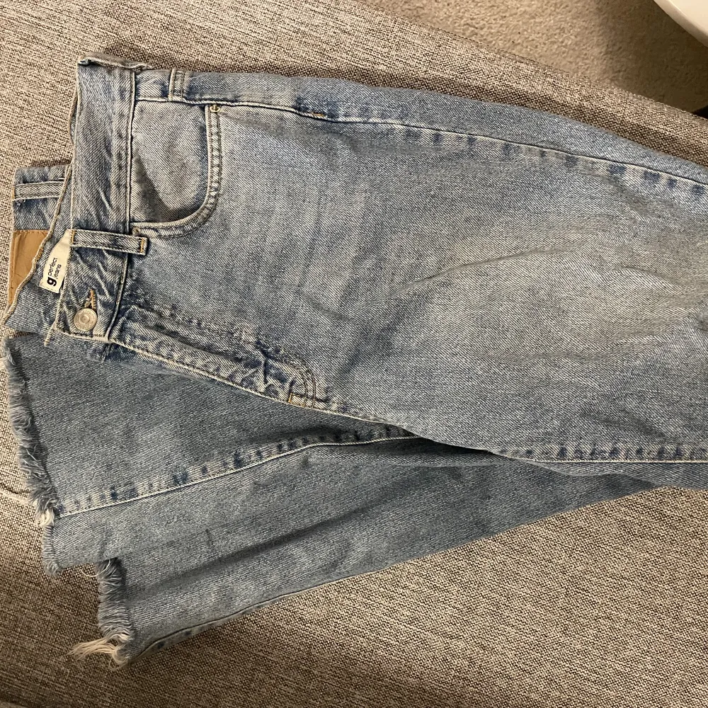 Blå jeans i storlek 38 från Gina. Med rå fall.  . Jeans & Byxor.