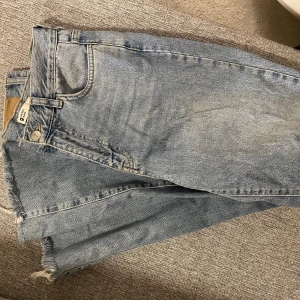 Jeans Gina 38 - Blå jeans i storlek 38 från Gina. Med rå fall.  