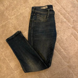 Replay jeans - Tjena säljer nu mina blåa replay jeans.  Modellen är anbass, alltså slim fit och storleken är 29/30  Sparsamt använda