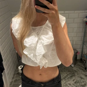 Topp - SUPER FIN topp som passar till alla tillfällen! Och så fin till sommaren! Säljer då den tyvärr är för kort på mig men passar bra annars. 