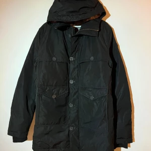 J. Lindeberg dunjacka - J. Lindeberg jacka i bra skick. Inga tydliga tecken på användning, storlek M. Tveka inte att höra av dig för frågor eller bilder!