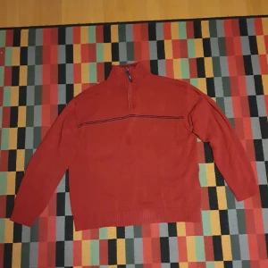 Gant tjocktröja - Väldigt fin vinröd vintage Gant tröja. Köpt ifrån en secondhand-butik. Har en liten fläck mitt på magen, annars väldigt fint skick. Passar som storlek M. Bara fråga om det finns undringar!