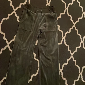 Juicy byxor - Helt oanvända juicy byxor endast testat en gång Storlek xss  Dem är i en grön nyans lite oliv färgad