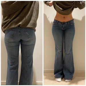 Lågmidjade bootcut jeans - Jeans i storlek w28 L32/34? Midjemått cirka 38cm Innerbenslängd 81cm. Jätte fint matrial. Byxorna är bootcut. Kolla min profil för liknande💕