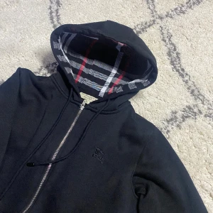 Burberry Zip-Up - Säljer denna fläckfria Burberry Zip-Up Tröja - Skick: 8/10 (har ändrat zippen annars 10/10) - Storlek M men passar även S - Säljer för 800kr, billigaste som finns just nu på Plick - PM vid intresse eller eventuella frågor📩