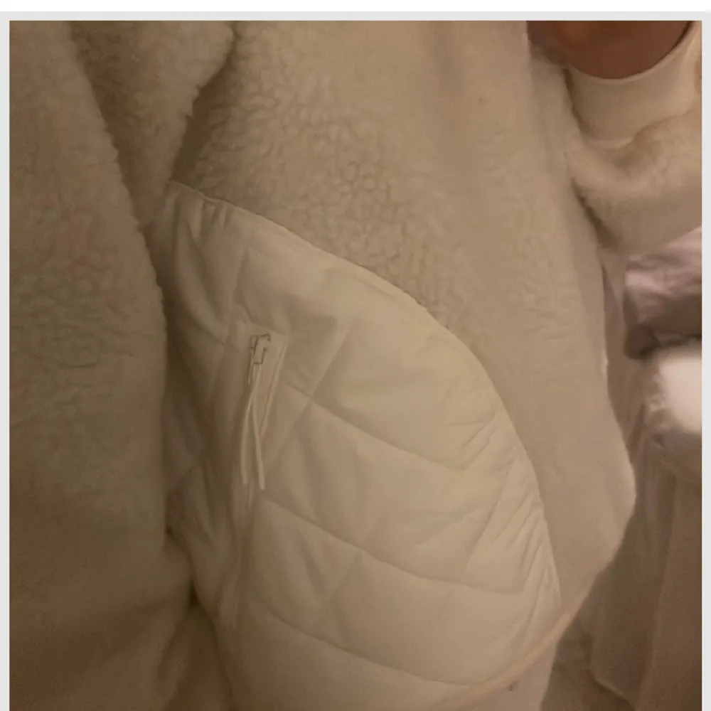 Teddy jacka från hm i jättebra skick, knappt använd. Storlek xs men passar mig som vanligtvis har storlek S. Takit.