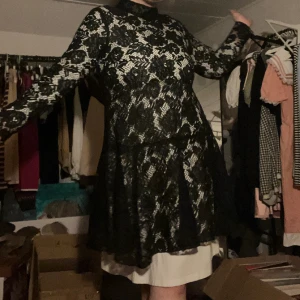 Spetsklänning - Jättefin och vacker spetsklänning!! Rekommenderar en klänning under