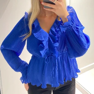 Blå volang topp  - Säljer denna fina topp från Vera Moda endast testad💙