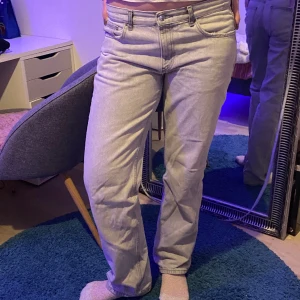 Gina Tricot Jeans - Säljer dessa jättefina Gina Tricot Jeans som jag aldrig använder. De är nästan i nyskick, lite lite slitna vid fötterna. Nypris 500kr
