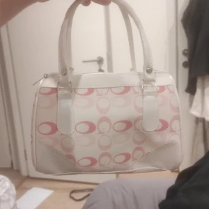 Guess väska - Vet ej om dene äkta eller inte, står inte något på den inne, men som ny o knappt använd, köpt secondhand för 150 Pris kan diskuteras 