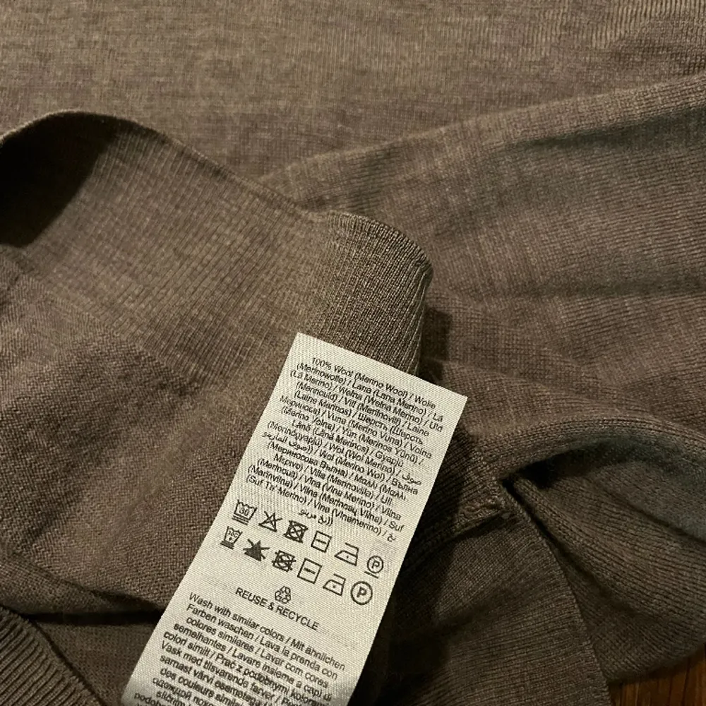Väldigt fin tröja från märket Jack&Jones. Tröjan är i väldigt bra skick och saknar helt defekter, cond 10/10. Endast använd fåtal gånger och materialet är 100% merinoull.. Tröjor & Koftor.