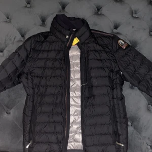 Parajumper Jacka - Väldigt snygg Parajumper Jacka som är i storlek Small men passar också Xs. Frakten ingår i priset !!