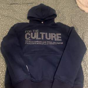 Säljer denna populära For the culture hoodie då den inte kommer till användning då den är lite för liten för mig. Den har bara använts en gång och är därför i helt nyskick, skriv för fler detaljer💗