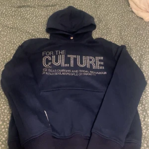 For the culture hoodie - Säljer denna populära For the culture hoodie då den inte kommer till användning då den är lite för liten för mig. Den har bara använts en gång och är därför i helt nyskick, skriv för fler detaljer💗