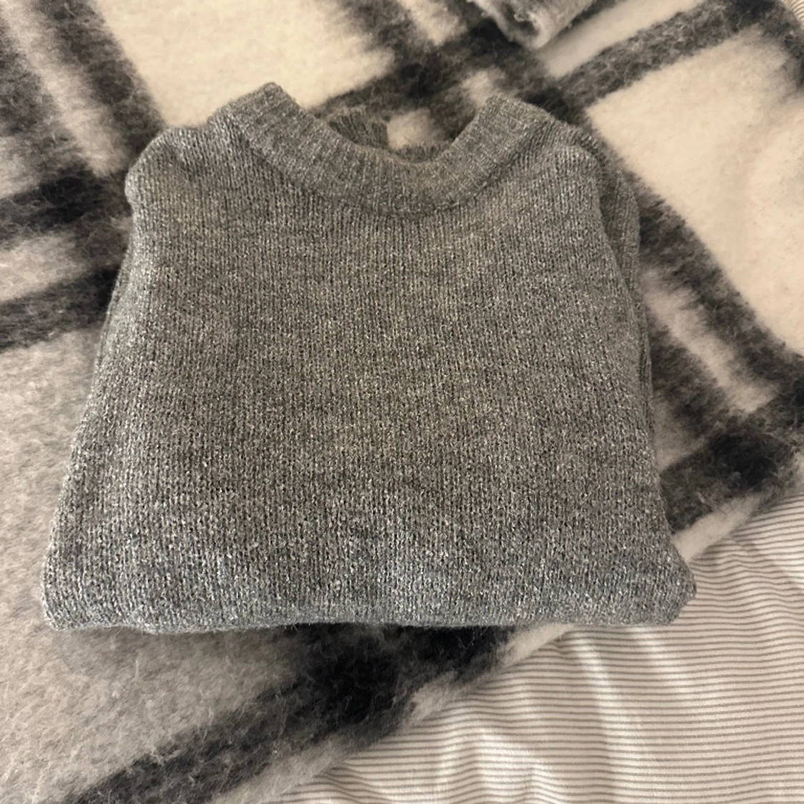 Grå stikadtröja  - 90
