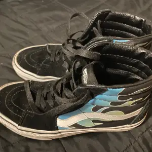 Sk8-High Vans skor, blå, grön flamed och svart,vit. Jag använder de inte mycket mer och gör inte frakt, behövs mötas upp.