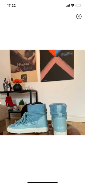 Inuikki - Säljer nu mina blåa inuikki skor som köptes här på plick för ca 2 år sedan (första bilden är lånad)! Dom är använda men i bra skick förutom att ena skon har gått sönder lite i bak (se bild)! 