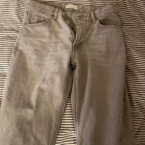 gråa jeans  - Säljer dessa gråa jeans ifrån Gina då de inte kommer till användning. Storlek 36, (flera bilder kan tas om de önskars) 🤎🤎