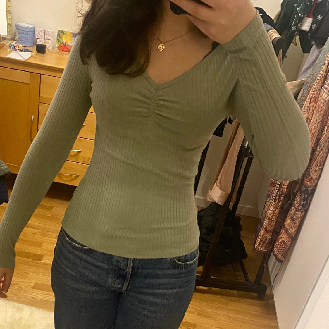 V-ringad ribbad tröja