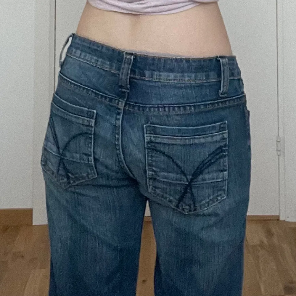 Säljer dessa lågmidjade bootcut jeans i storlek M. Mycket bra skick! 💕. Jeans & Byxor.