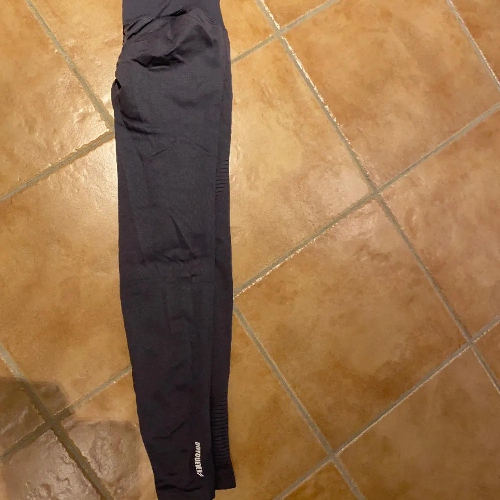 Säljer dessa tights köpta här på plick för 150 kr från DoYouEven. De är använda men i fint skick.. Jeans & Byxor.