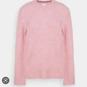 Säljer denna coola stickade tröja i den finaste rosa färgen och skönaste materialet då den tyvärr inte kommit till användning, knappt använd så i väldigt bra skick💓passar mig som vanligtvis har S💓Tröjan säljs inte längre och är därmed svår att få tag i💓