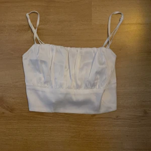 Topp i silke! - Jätte söt vit silkes linne!💕 använd få gånger!