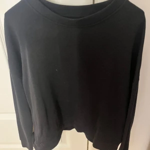 Svart tröja  - Säljer en helt vanlig svart tröja 