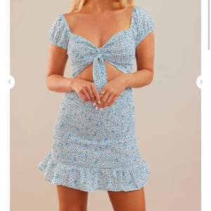 Blå kort klänning från Chiquell i strl XS köpt för 549kr 