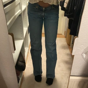 Lågmidjade jeans  - Låg/medelhöga jeans som inte kommit till användning, jätte fin färg o inga skador, första bilden är lånad🩷🩷 skriv för fler bilder/frågor💕