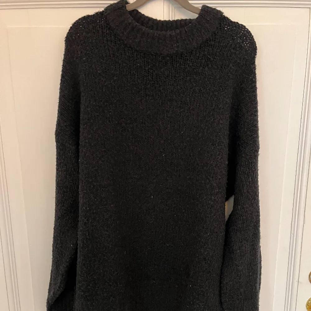 Fin lite längre stickad tröja från lager 157💗 är i gott skick men något nopprig. Är lite större i storleken så man kan bära den om man har strl M också, bara inte lika oversized💗. Neuleet.