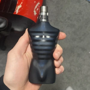Jean paul gaultier  - Säljer min otroligt eftertraktade Jean paul gaultier ultramale parfym. En riktigt bra parfym som är söt, högljudd och maskulin. 60% kvar 75ml, köpt hos notino. Nypris 900kr