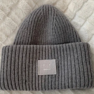 Acne mössa - Säljer min gråa acne mössa, då den inte kommer till användning! Skriv privat för fler egna bilder. Pris kan diskuteras🥰