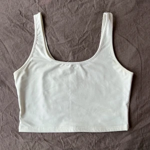 LINNE - Basic linne/croptop i superskönt ”sportigt” material! Kan funka både till vardags eller gymmet ☁️ Inte genomskinlig! Knappt använd och i nyskick 🤍