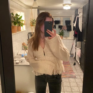 Stickad  - Stickad kofta/tröja med knäppen där fram man kan ha både stängd eller helt öppen. Aldrig använd.