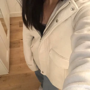 kappa - jättevacker och mysig kappa från zara, ”krämvit” färg!🫶 står storlek s men passar xs-m