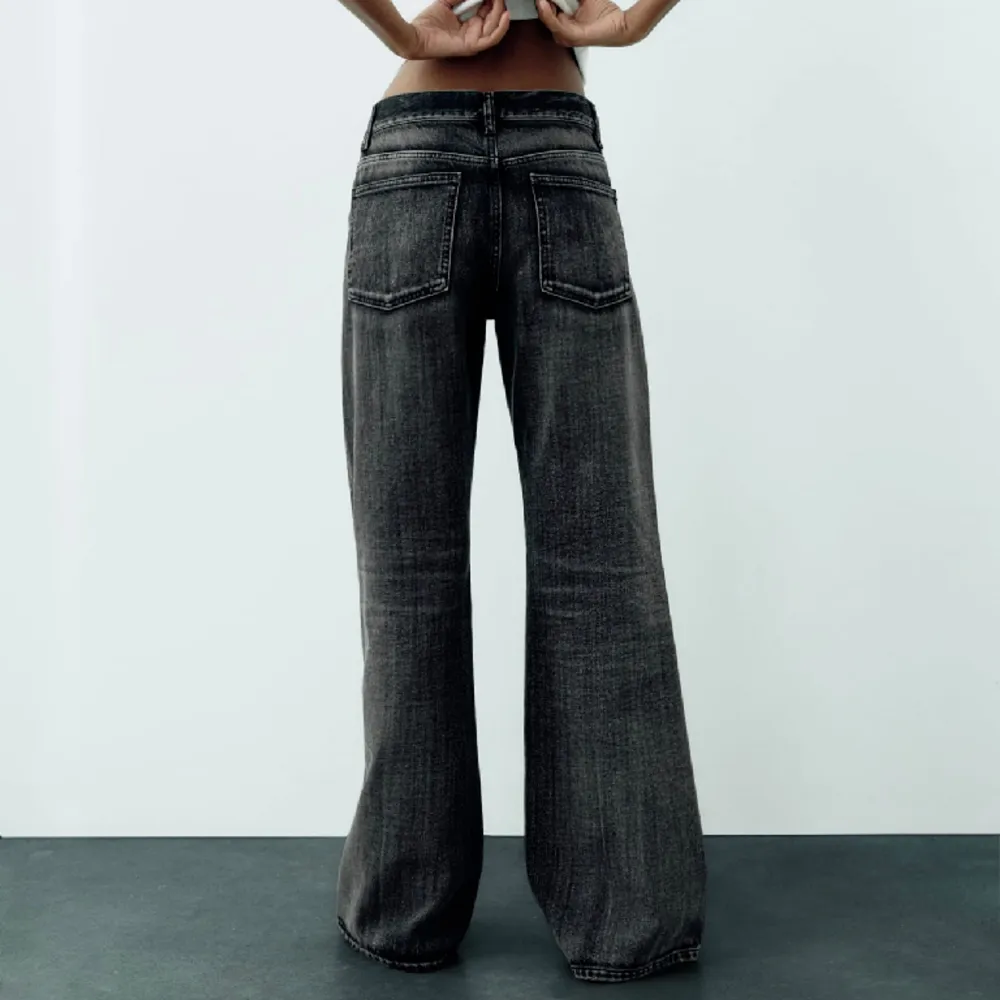 Säljer dessa jeansen från zara❤️ helt oanvända! Köpta för 400kr, slutsålda!!. Jeans & Byxor.