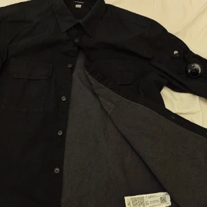 Cp Company Taylon L skjorta  - Mycket bra skick, använd cirka 10 gånger totalt. En liten defekt på en knapp. Overshirt /skjorta i tunnt polyamidtyg 