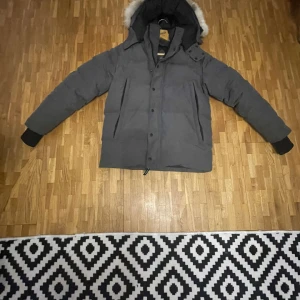 Canada Goose Black Label, Vinterjacka - Canada goose vinterjacka i storlek M, otroligt varm under den kalla vintern. Väldigt skön och bekväm