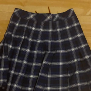 It’s giving K-pop  - Blue skirt, ganska lång 