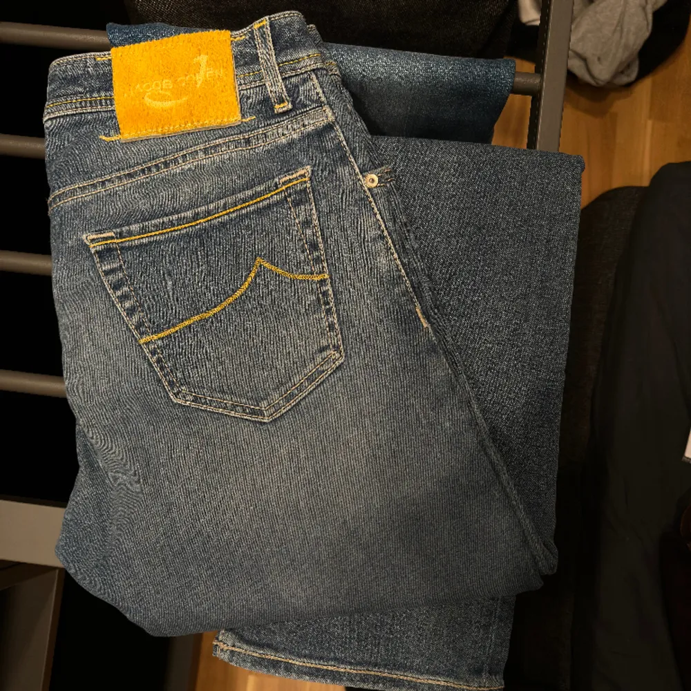 Säljer ett par Jacob Cohën jeans i storlek 31. Använt fåtal gånger och i väldigt fint skick! Modellen är 622/Nick   500kr. Jeans & Byxor.