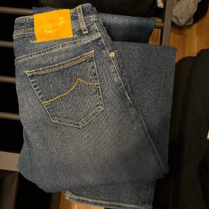 Säljer ett par Jacob Cohën jeans i storlek 31. Använt fåtal gånger och i väldigt fint skick! Modellen är 622/Nick   500kr